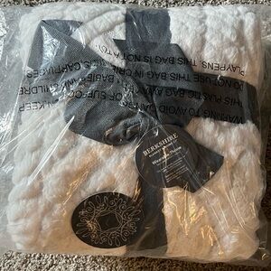 NWT Women’s Berkshire Blanket & Home Co Plush Ivory/Cream Wearable Throw 58”x64”